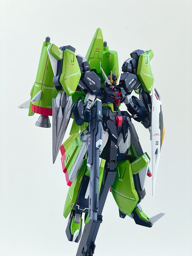 ■カオスパーブガンダム基本的にはカオスガンダムの外装をベースにバランスが良くなるように調整しました。バックパックや足アーマー、武装は1/100カオスを使用して足首やサブアームは1/144カオスを使用しています。足を太くし肩にかけて逆三角形のフォルムを作ることで顔と体が小さめでもマッシブにみえてまた大型のバックパックで全体のバランスがより良くなりました。