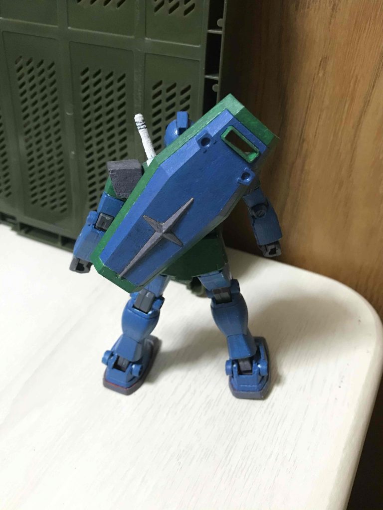 後ろ姿のポーズ。シールドの十字部分、黄色のままにしようか少し悩みました(笑)