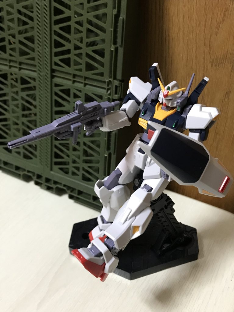 ビームライフルを構えるポーズ。