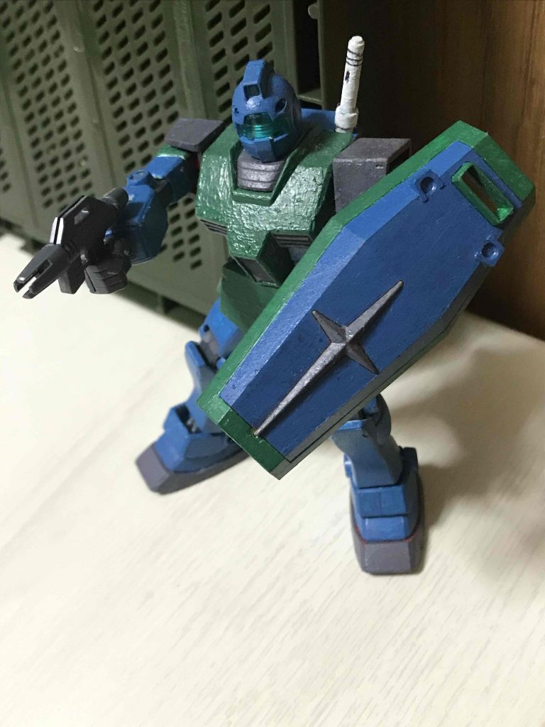 ビームスプレーガンを構えるポーズ。