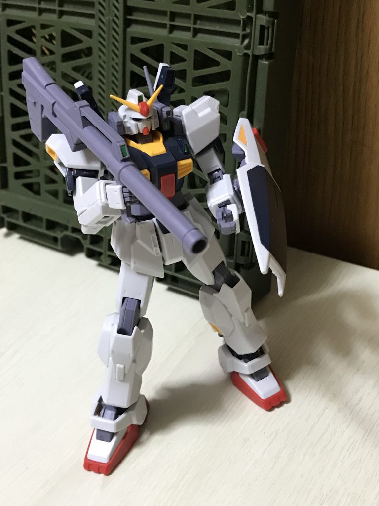 ハイパー・バズーカを構えるポーズ。