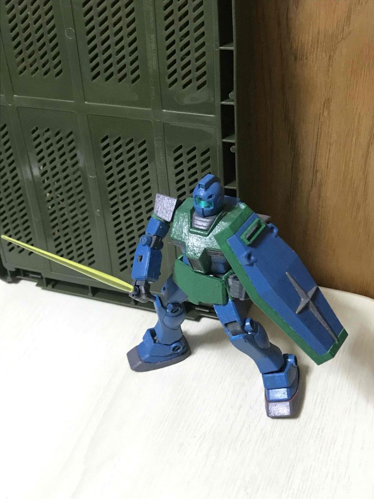 ビームサーベルとシールドを駆使して戦うポーズ。ビームサーベルはジオン系統に合わせて別のガンプラから拝借。