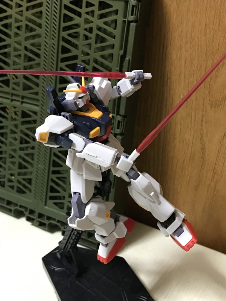 2本のビームサーベルで戦闘するポーズ。