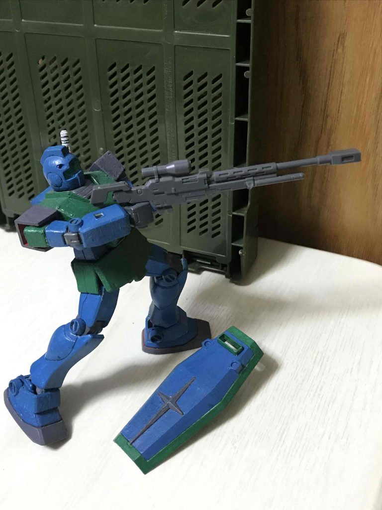 スナイパーライフルで狙撃するポーズ。ジムにそんな武装は無いので、もちろん別のガンプラから拝借(笑)。ガトー専用ゲルググの試作型ビームライフルに合わせて、スナイパーライフルを装備させてみました。