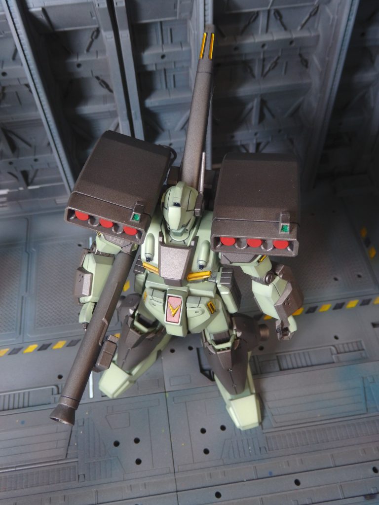 今回から格納庫ジオラマを撮影ブースとして使用する事にしました。撮影ブースを使う場合は、あんまり上から撮影しないと思いますが、今後は上からの撮影も楽々です。一部天井があるのですが、元からある穴にクリアパーツのランナーを仕込んで、百均のLEDを仕込みました。