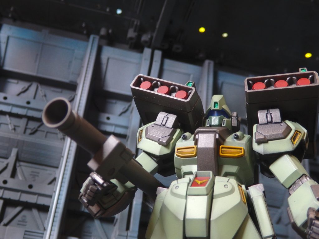 塗装は充電式エアブラシと一部筆塗りです。下地:ブラック光沢(Mr)薄い緑:MSグリーン(Mr)濃い緑:MSディープグリーン(Mr)赤:たぶんMSレッド(Mr)(違うかも)黄:キャラクターイエロー(Mr)、ガンダムマーカーイエロー追加装甲:焼鉄色(Mr)センサー部分:ガンダムマーカーガンダムメタグリーンスミイレ:スミいれペン、スミ入れ用ブラック、スミ入れ塗料(ダークブラウン)トップコート:EXフラットクリア(g)+フラットベースなめらかスムース(Mr)軽くですが、タミヤウェザリングマスターCを使用しました。