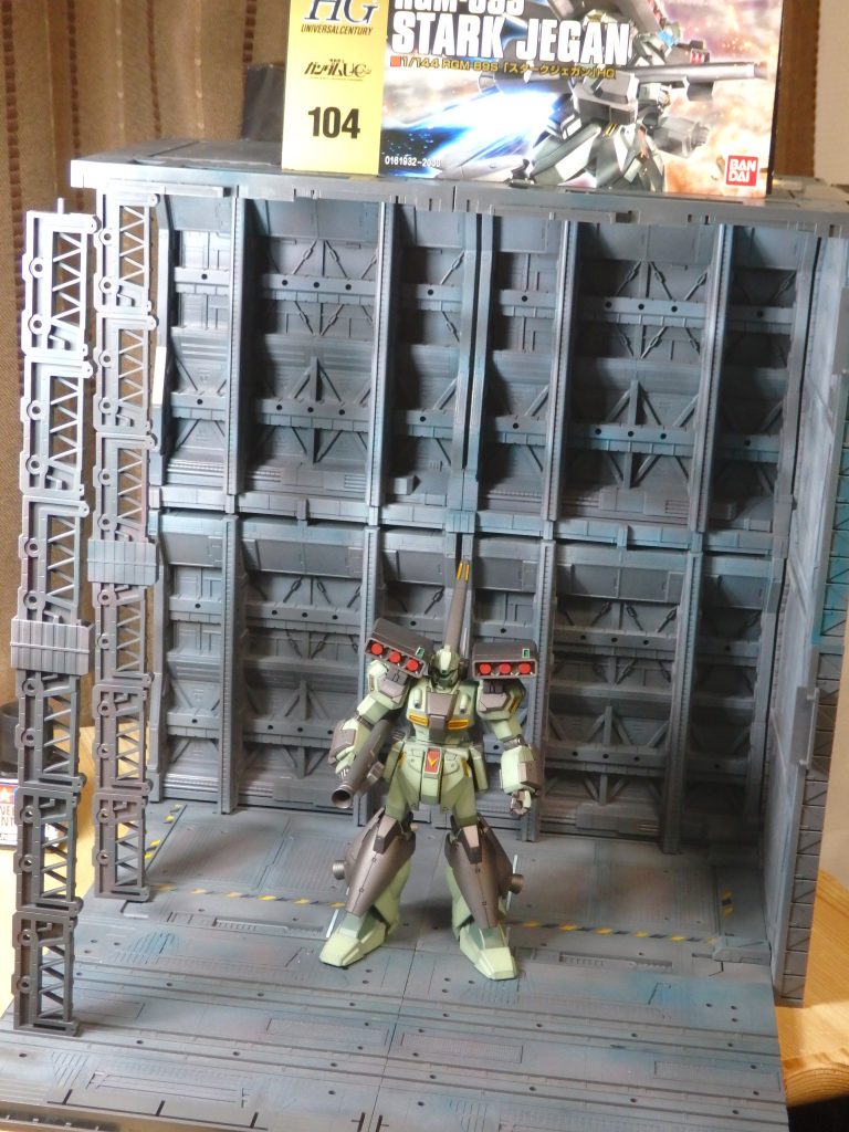 使用したのは KOTOBUKIYA のメカニカルチェーンベースR(リニューアル版だそうです。)の『A』2つと、『B』1つを組み合わせて、軽く塗装しています。制作ストーリーの方にも上げてますので、よろしければご覧ください。