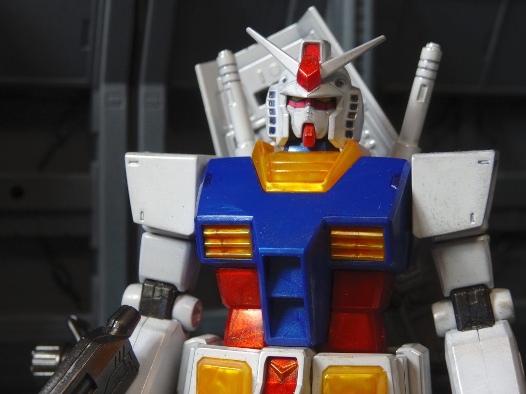 工作はアンテナのフラッグ除去のみです。塗装は部分塗装のみで、まずは各種ガンダムマーカー・スミいれ用・シルバー・メタリックオレンジ・メタリックブルーそしてゲート跡(これは制作ストーリーの方に書きました)は・EXシルバー(g)の下地にクリアホワイト(g)を吹きました。そしてホワイトの色や艶の違いをごまかすために、全身にタミヤウェザリングマスター(Cセット)のアカサビ、ガンメタル、シルバーを軽く使いました。