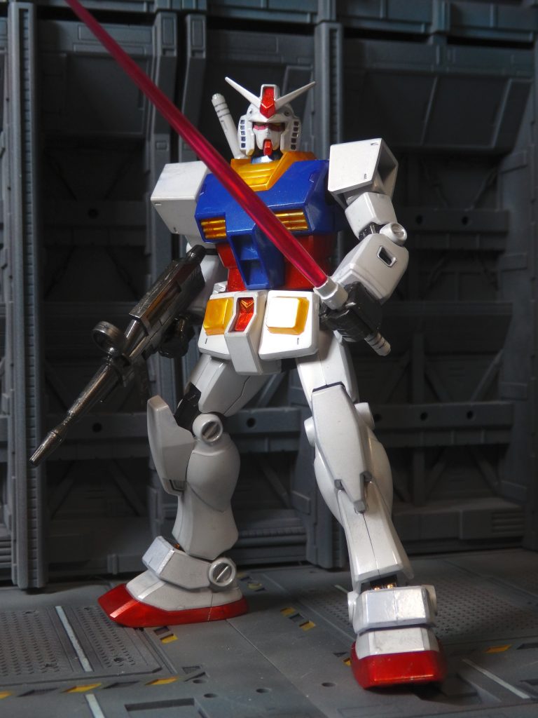 白以外はメタリックの成形色が使用されています。光を反射してキレイです。ウェルドラインが出ちゃってますけどね。えぇキレイです。HGUC021のガンダムは今回初めて組んだのですが、良いガンダムですね。素晴らしいキットだと思います。この前のガンダムと言えば、既に絶版の旧HGガンダムがありましたが、そう言えば発売当時、記念に買って持っていたんですよね。その後の断捨離で処分してしまいました。これは自分の人生の中でもトップクラスに後悔している事件です(笑)