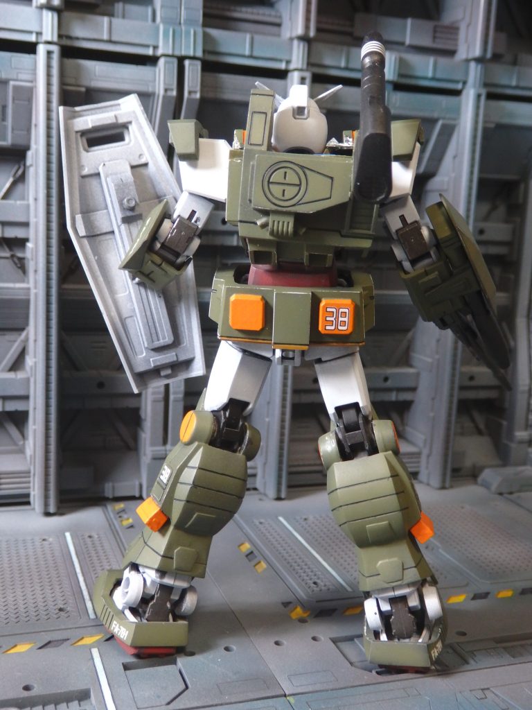 ガンダムフルアーマータイプの武装は下記の通りです。■5連装360m/mロケット砲■ミサイルベイ■2連ハンドビームガン■下支点開閉式ミサイルベイ今回は私の好みで、通常のビーム・ライフルとシールドを装備させました。中の人がEGガンダムなので、意外と動きます。胸アーマーと肩関節が干渉して、肩が上に上がらなくなってしまったのが残念です。