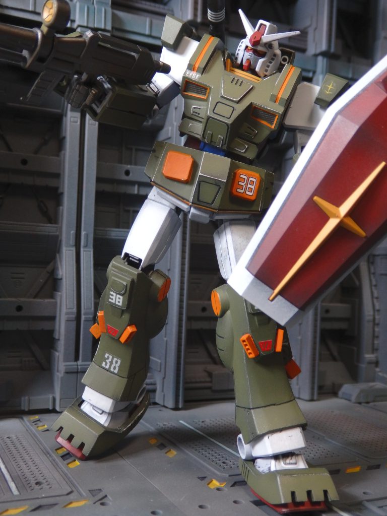 塗装は充電式エアブラシとオレンジ部分のみ筆塗りです。【アーマー部分】サーフェイサー:サーフェイサーエヴォ ホワイト(g)下地塗装:黒(Mr)緑:MSディープグリーン(Mr)+オリーブドラブ(2) 比率は1:1黒:スターブライトアイアン(g)オレンジ:エヴァオレンジ(g)スミイレ:スミイレペン(シャーペン)とスミイレ用ブラック【中の人】下地塗装:黒(Mr)白:MSホワイト(Mr)赤:赤(Mr)と黒(Mr)を適当に調色青:MSブルー(Mr)を適当に調色トップコート:EXフラットクリアー(g)+フラットベースなめらかスムース(Mr)