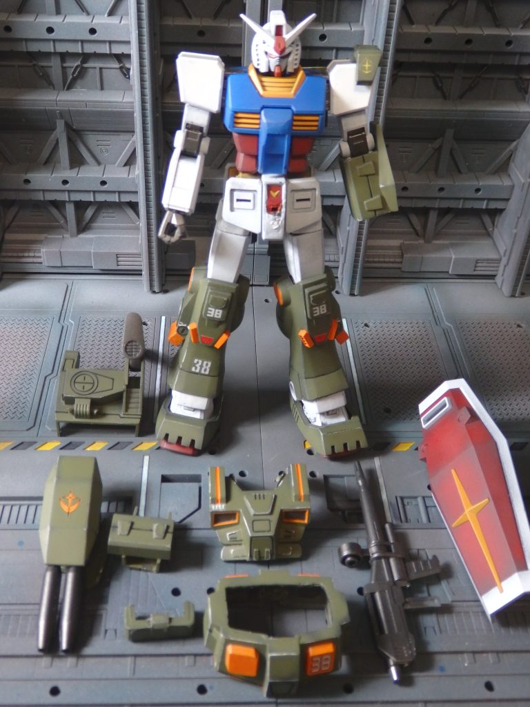 脚部は接着しましたが、脚部以外のアーマーは両面テープで止めているため、簡単に外れます。コンセプトは『旧キットのアーマーカッコイイからそのまんま活かしたい』です。ですので、完成しているアーマーにガンダムを入れ込んでいく方向で作成しています。EGガンダムは容赦なく削られちゃってます。ほぼほぼ問題なく進んだのですが、EGガンダムの膝関節を完成済みの脚部アーマーに組み込む事が、私の工作スキルでは難しかったので直ぐに諦めました。実はオリジン版GM系の脚部が内部フレームになっていて、これを使うと簡単なのですが…以前ジムキャノンの時に使った方法なので、今回は別の方法で、と思いHGUC191ガンダムの膝関節を使いました。膝関節は100均で売っていたお湯で柔らかくなるプラ粘土で、脚アーマー側でしっかり固定されています。強く引っ張れば抜けると思いますけども。リバイブ版ガンダムは、EGガンダムほどではないにせよ安価ですし、入手しやすくて助かります。