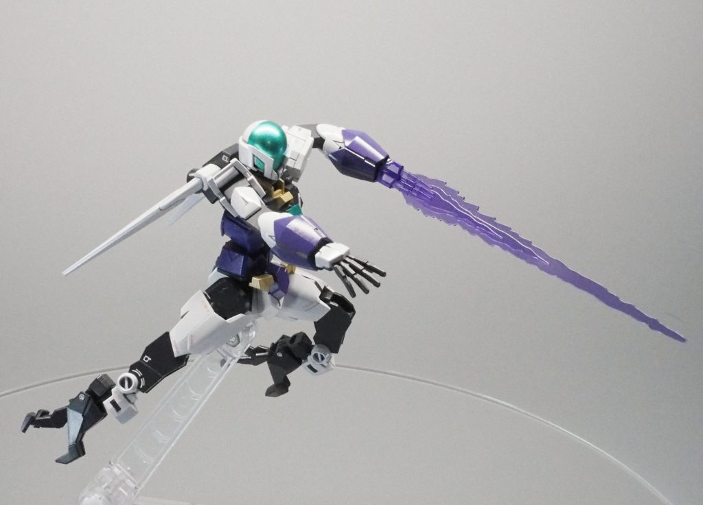 ビームブレイドを構えてアクション!流石コアガンダム、めっちゃ可動するので色んなポーズが付けられる。楽しい(*≧∀≦)