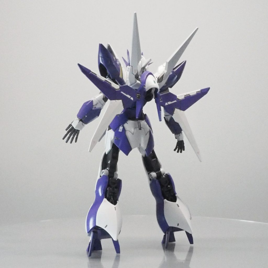 バックショット。塗装はアクリジョンをメインに、水性ホビーカラーのサフやガンダムマーカー、グリーンスタッフワールドの塗料も使いました。フレームは黒鉄色にベースブルー&ベースレッドを混ぜたもの。最近お気に入りの配合です。白や紫もアクリジョンで、金はGSWのEL DORADOを使用しました。スミ入れにもGSWのANTHRAX METALを使用しています。