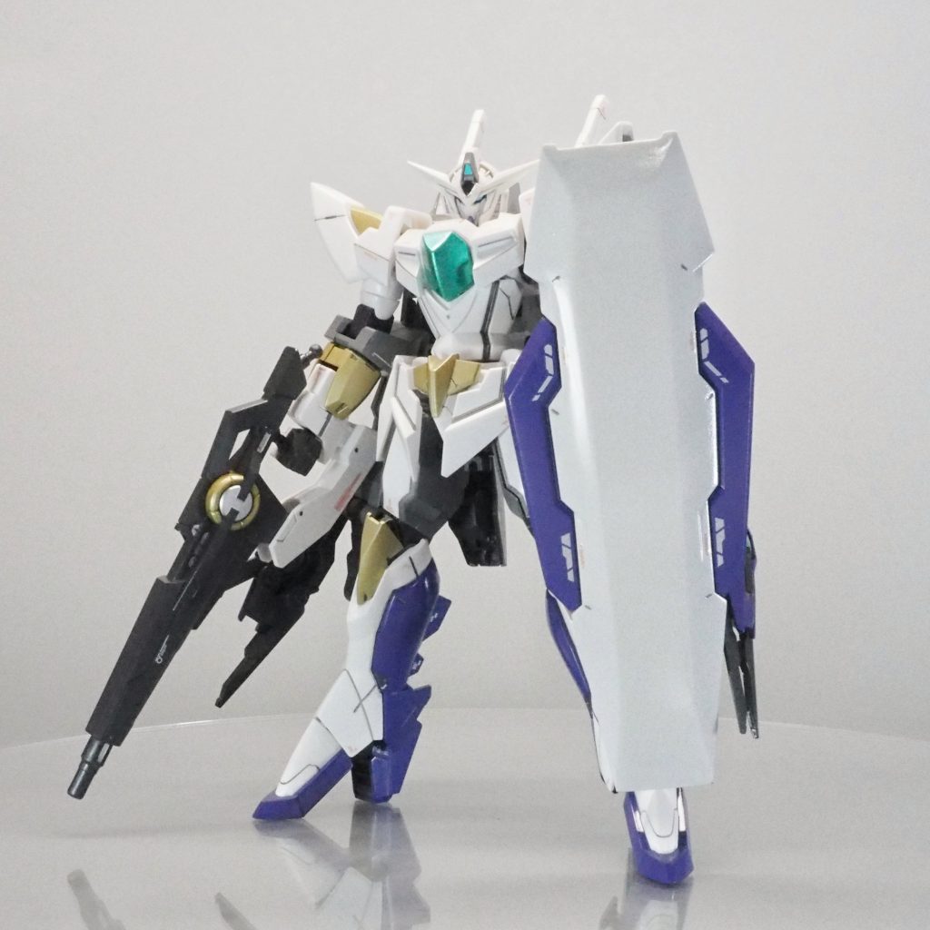 お次はリバーシブルガンダム。盾だけアイズガンダムから持ってきています。パカーンと真ん中から割ってプラ板で幅増ししました。