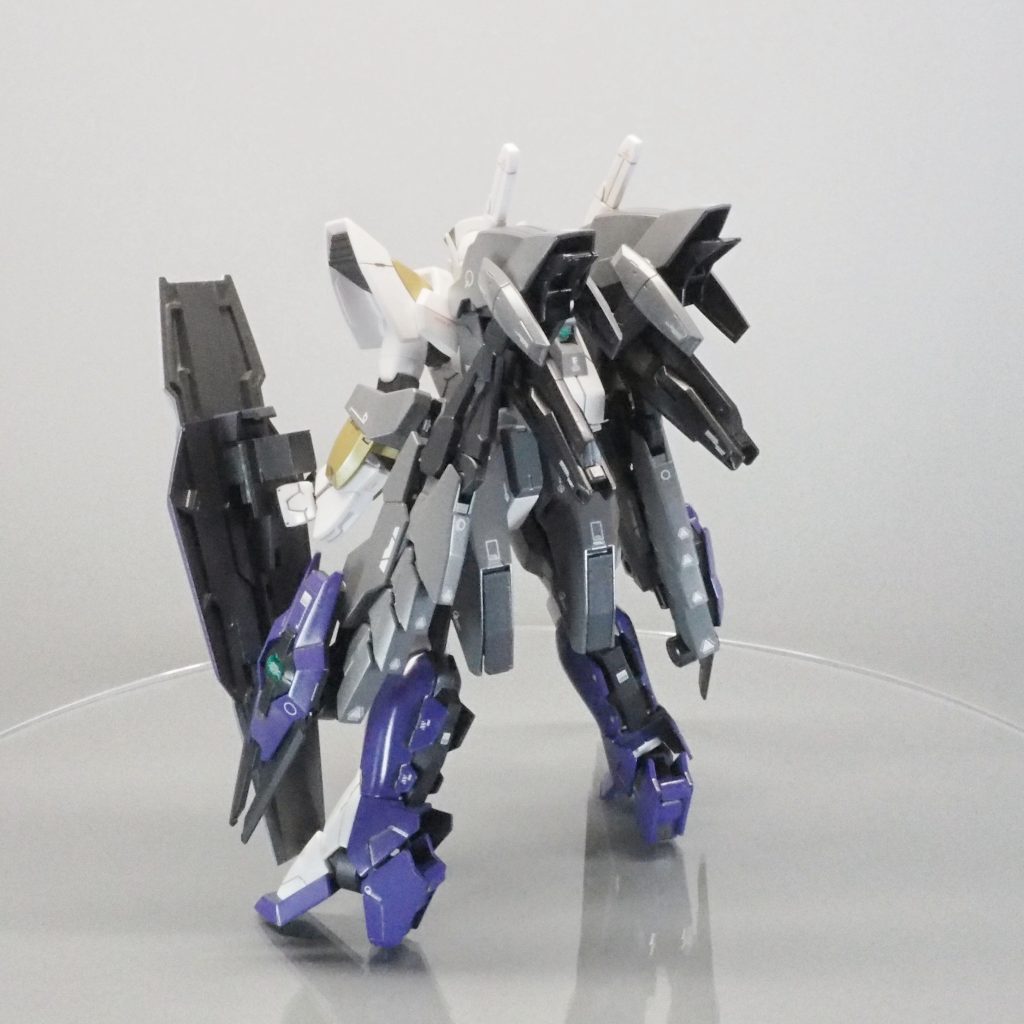 バックショット。盾の持ち手はパテやプラ板で作成し、磁石で脱着できるようにしています。