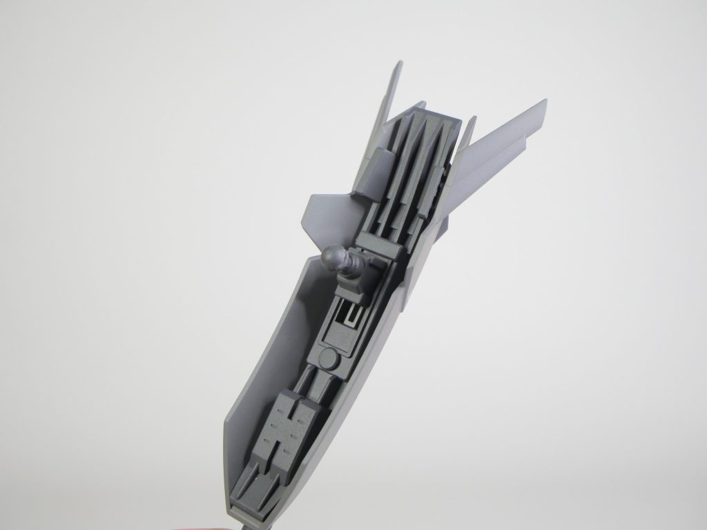 シールドバインダーの接続部分をボールジョイントにしているのである程度、自由にポージングさせることができます。