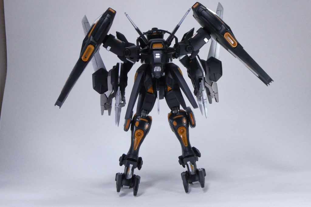 そのままバックパックを付けただけだと、左右のデカいパーツの位置が気に入らなかったため、ジャンクパーツを使い、見た目は羽っぽく、グリグリ動かせるようにしてみました