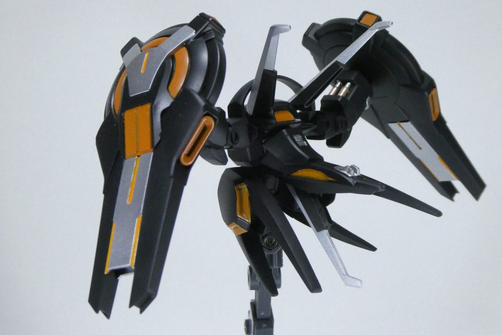 バックパック単体中央のとんがってる部分と下側に生えてる翼はジャンクパーツから作って取り付けました