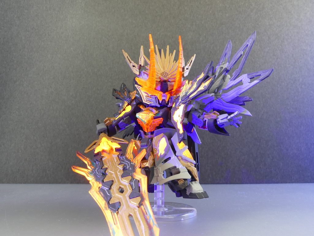 魔王斬馬刀:曹操がかつて持っていたという剣(ただし「ヒーローズ」本編だと天覇曹操でノーマル曹操の「覇天鳳凰斬」を使っていたり)。中心の大剣に双剣を組み合わせた複合武装。バーニングバースト:トライバーニングガンダムが使用していた強化システム。発動時は全身のクリアパーツが光り輝く。GBNにアシムレイトはさすがにないものの、それに似た効果・・・機体の追従性向上と威力強化をもたらす。元キットのクリアパーツの発光とルミナスレッドの発光の組み合わせ。