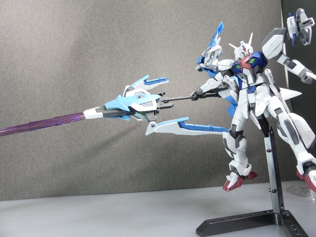 ブルジュカリファ バスタービームソード:バスターソードを反転させ、ブレードエンドユニットからビームソードを展開した最大威力の武装。その大きさから対MS戦には向かない。νジオン2個目のハイメガブレードエフェクトをエルドラ風に塗装。