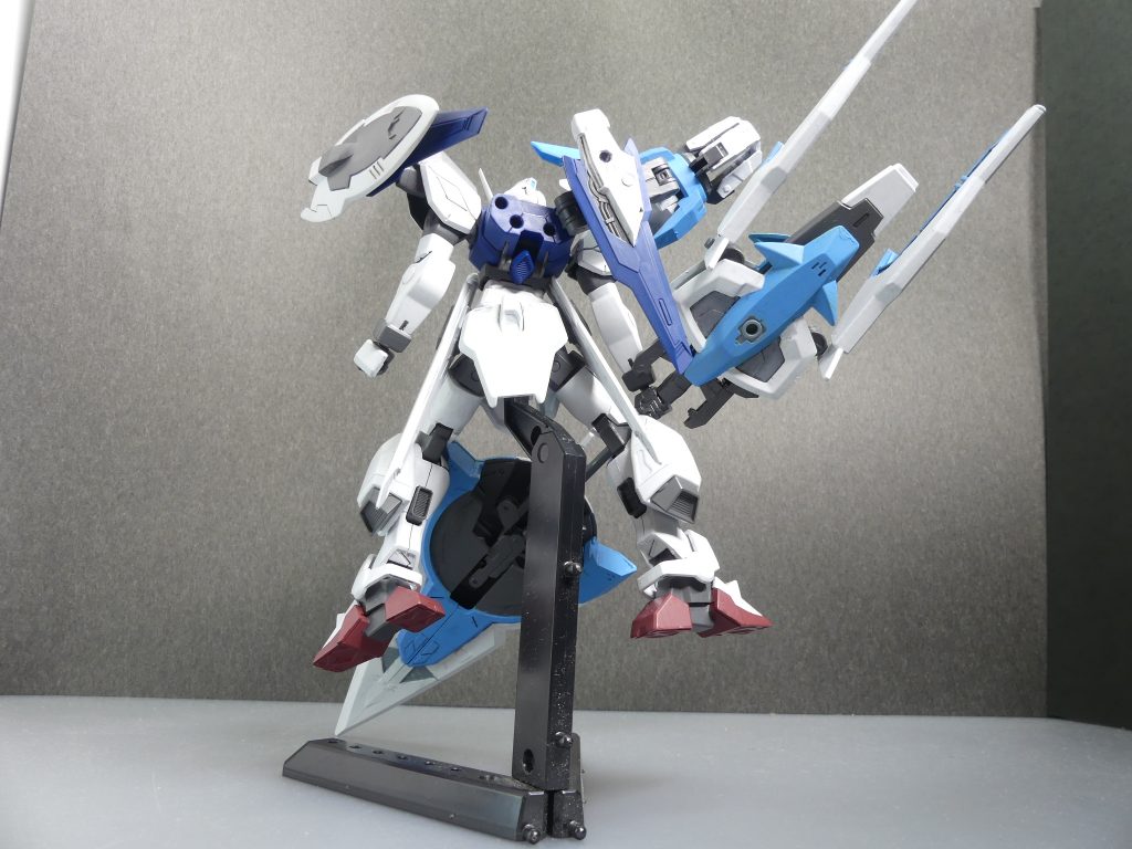 アマノハシダテ バスターソード:ストライカーの根幹を成す巨大剣。通常はバスターソード部分を実体剣として使用する。刀身部分にはPS装甲が採用され、鉄血系機体にも対応可能。後部はブレードエンドユニットとしてバスターシールドのように飛ばすこともできる他、ビームソードを形成する。後ろから。フライトユニットは肩アーマーの接続アームに。剣の形状は某キャスターを参考に。