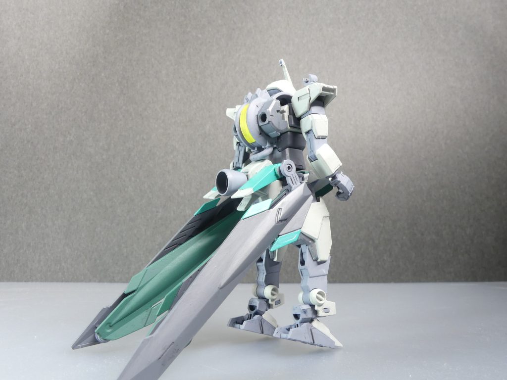 コアグレイズ：謎のダイバーのガンプラ。最近はやりのコアガンダムの設計図から独自に編み出した小型ＭＳ。動力はエイハブ・リアクターとなっており、センサーなどもグレイズのそれに倣う。後ろから。巨大なテールスラスターはノーネイムライフルから。ＣＤＣ（コアドッキングカスタム）および「鉄血」ＭＳの都合上手首の共有はできません。こちらはコアガンダム手首を使用。