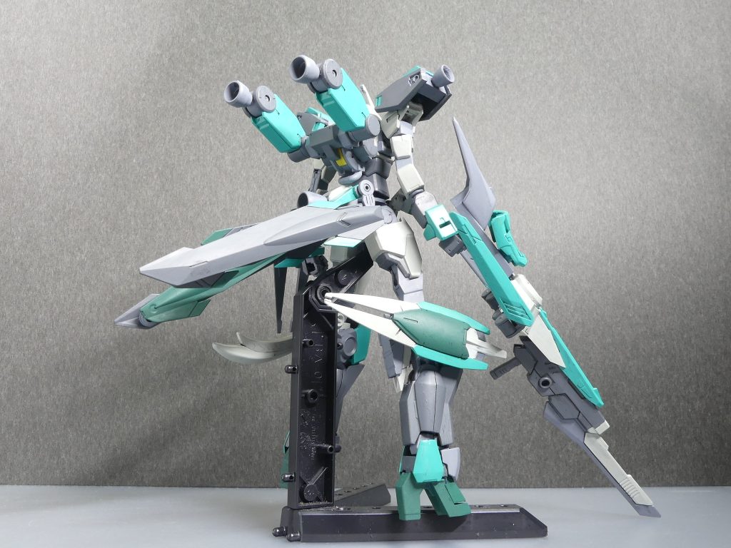 後ろから。シュヴァルベのスラスターは片側のみ使用。もう片側には青竜刀をぶら下げます。バックパックはシュヴァルベそのままに。