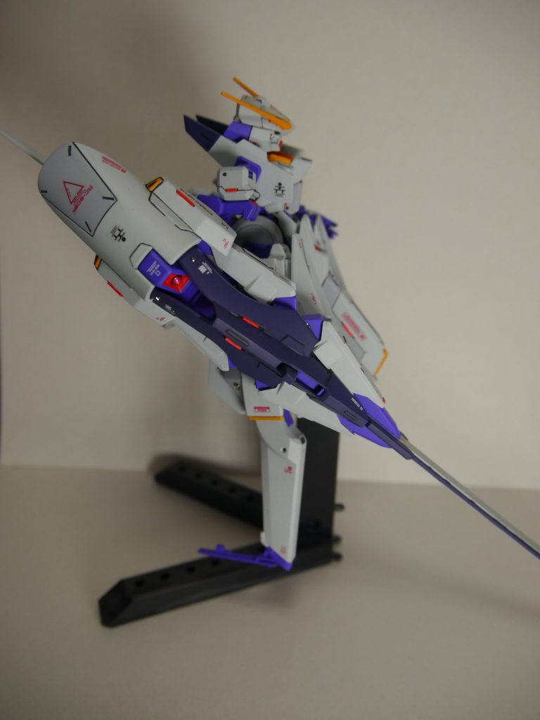 サイド(ウェポン)赤のセンサー部はメタルパーツに置き換えてますメタルパーツを付ける用に裏にプラバンを貼りましたが、その時ボンドをこぼし赤い部分全体の若干モールドが緩くなりました…