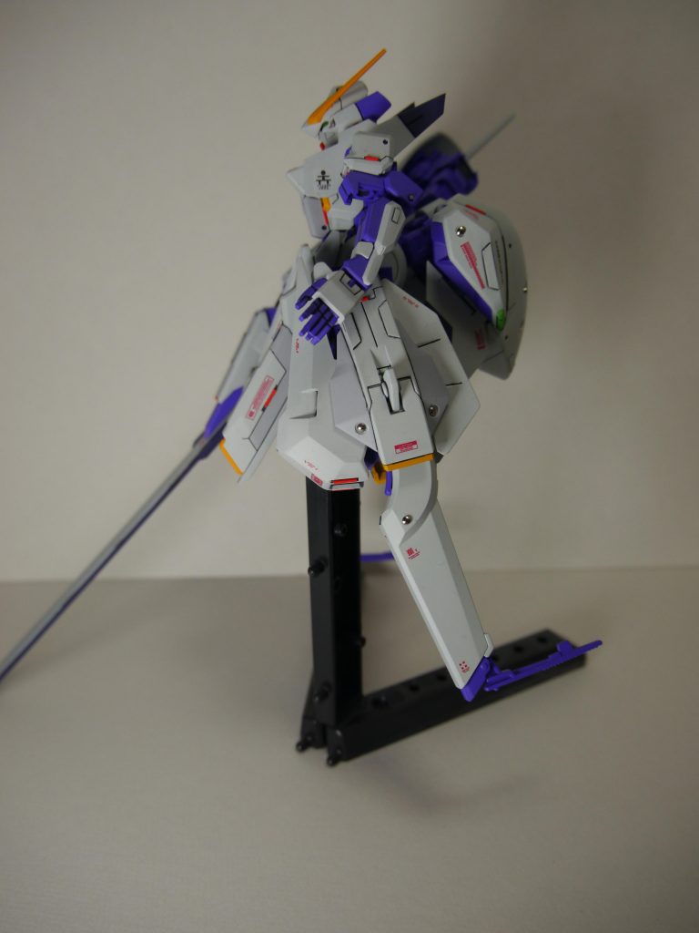 サイド2ふんだんにレッドチップを仕込んでますこの機体ほどレッドチップが似合う機体はない!というかADVANCE OF Ζシリーズはだいたい似合う!写真では見えませんが足のセンサー?の部分は削り落としてプラバンで塗装後に貼り付け