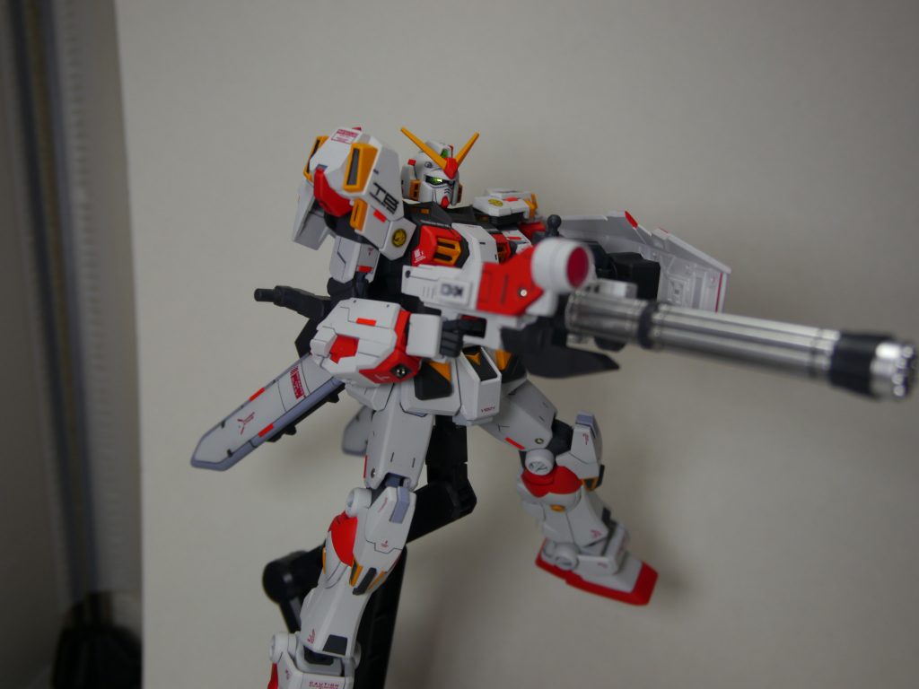 ガトリング構え白い丸の部分は意味不明だったのでセンサーに改造砲身はシルバーに ガトリングの砲身はシルバーにしたい人です