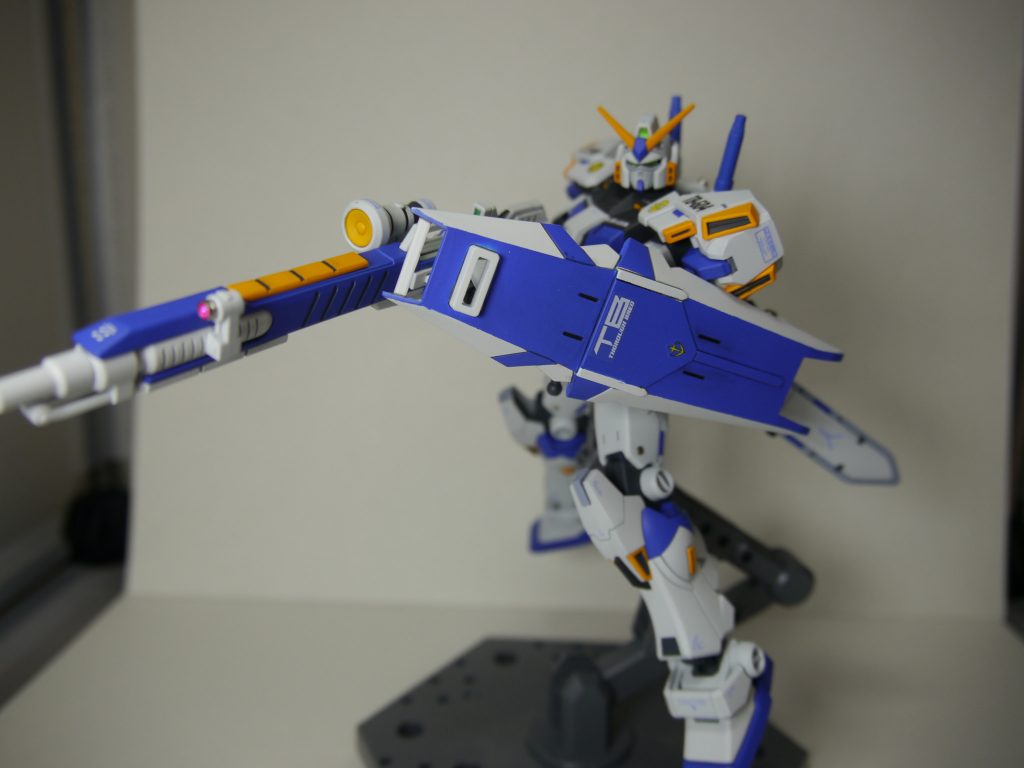 メガビームライフル構え前のセンサー部はメタルパーツとVCドームでセンサー感を出してますコードはつけられますが構えるのが大変なので外してます合わせ目は素直に段落ちモールドにするべきでした