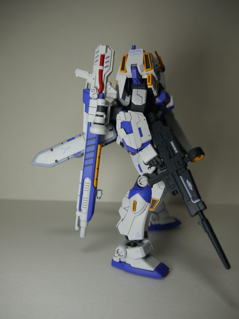 サイド腕部はスジボリとプラチップでディティールアップ見えませんが腕のバルカン砲?も削り取りメタルパーツに変更