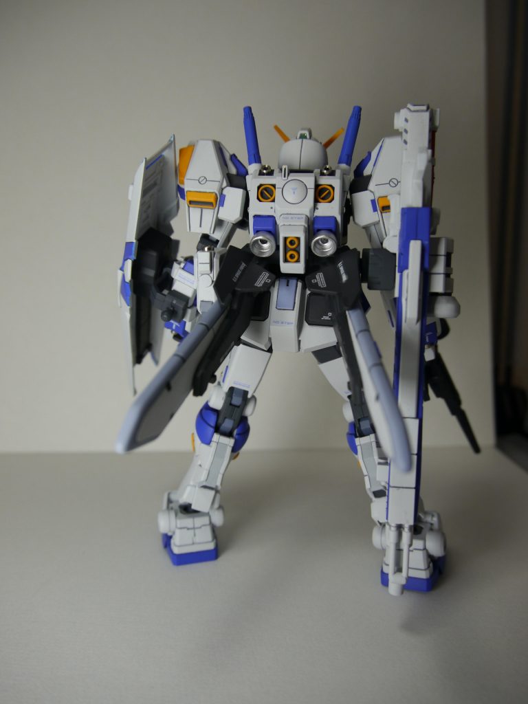 バックプロペラタンクは見本だと白一色で寂しく感じたのでライトグレーで色分け