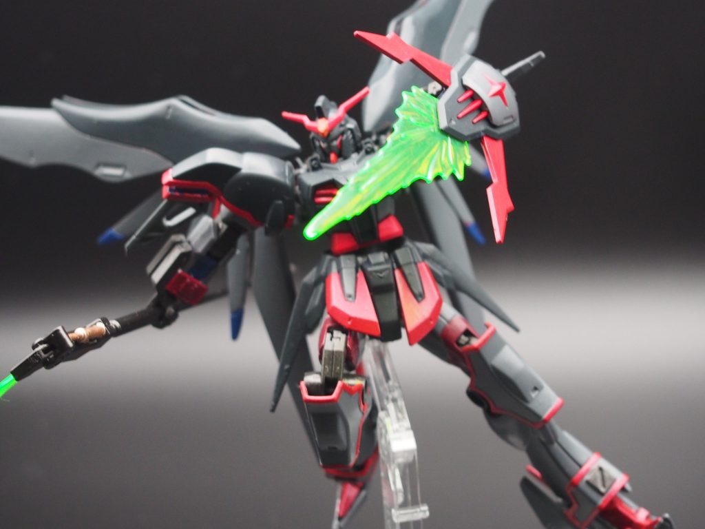 バスターシールドデスサイズの兵装シールドとしてだけでなく、ビーム兵器としても使用可能1回限りだが敵に向けて発射も可能