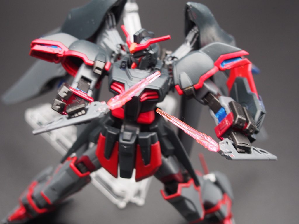 フラッシュエッジデスティニーの兵装投擲兵器だが小回りのきくビームサーベルのような使用も可能