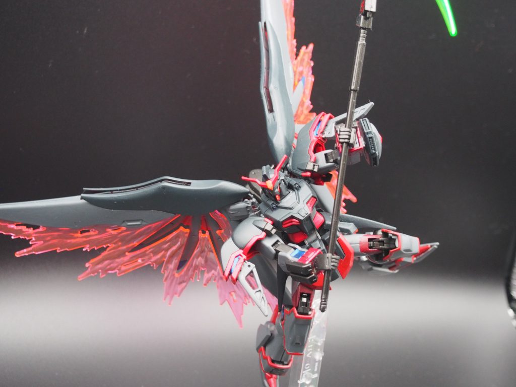 光の翼デスティニーガンダムのバックパックを用いることにより光の翼も発動可能ハイパージャマーによるステルスからの一撃の後に高速戦闘を可能とした