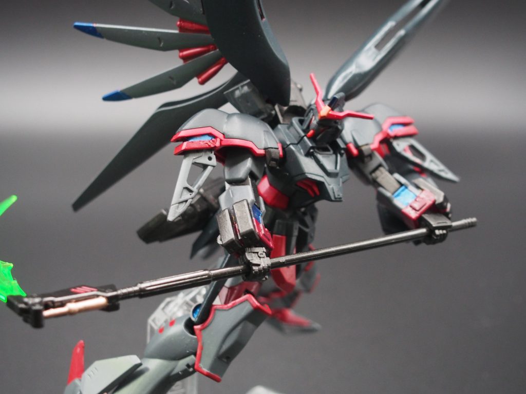 ビームサイズ本機の主兵装ハイパージャマーを用いた死角からの一撃に加え、光の翼を使用した高速戦闘も可能威力はあるが小回りはきかない