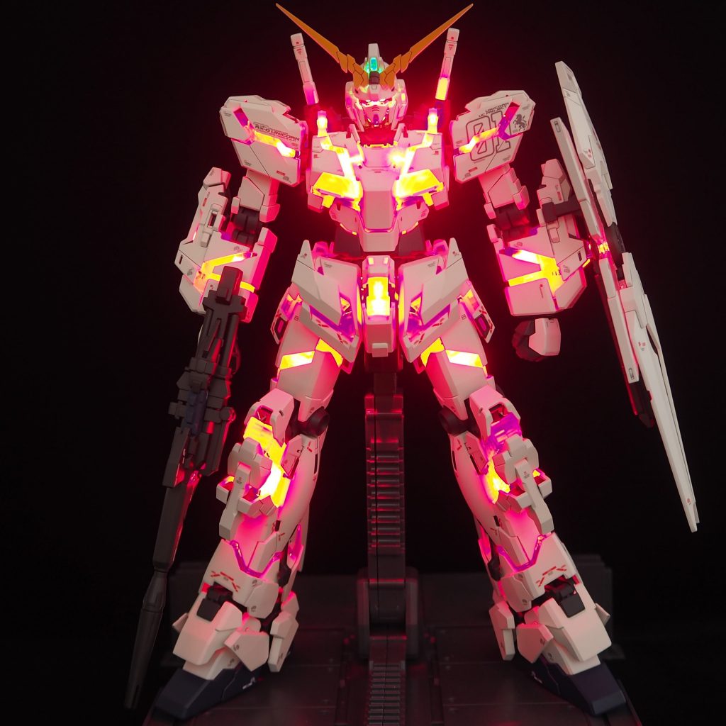 発光は明滅しており、様々な表情を魅せます。