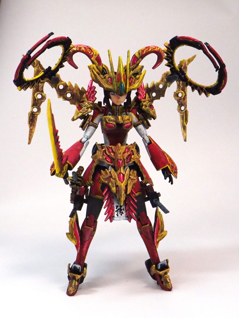 孫尚香ストライクルージュの元々の専用武器である「虎吼戦輪 チャクラム」を背中に取り付けた状態が自分がイメージしたフル装備状態です。塗装剥がれが怖いので、グリップ変更も最小限で武器を両手持ちさせてませんが持つ事は可能です。あと、各部関節も可動しますが直立状態のみの撮影で恐縮でございます。一応、自立しますがバランスは危ういです。