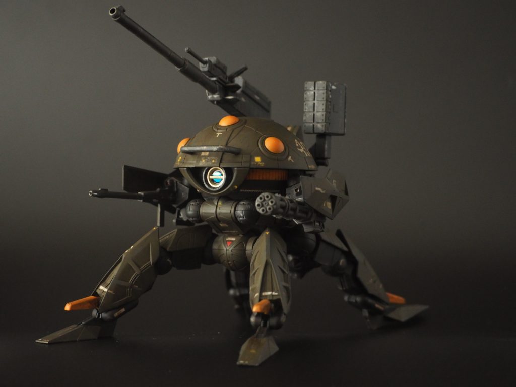 見ての通りウォドムポッドを二機用意して、股関節を後ろにもう一つセット。武装は鉄血の武器セットから迫撃砲（と俺は呼ぶ）を。ミサイルポッドもセットして、両腕（？）の武器はカスタマイズキャンペーンのガトリングガンとバスターフェダーインライフルです。まさかバスターフェダーインライフルを使う日がくるとは・・・。