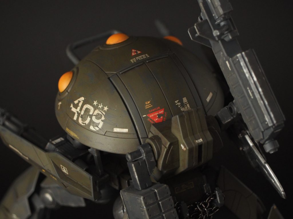 ナンバーは、察してください。誰も察してくれないので自ら言いますが、四脚（４）でドム（MS-09)です。やっちまった。やたらデンジャーやらコーションやら書いてある（削り過ぎて読めない）後部ハッチを開けると・・・、