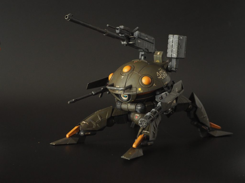 低くしたほうがいいよと伺いまして。足は組み替えて、足首アーマー的なのはプラ板積層で。たいして改造してないのに時間かかったなぁ・・・。