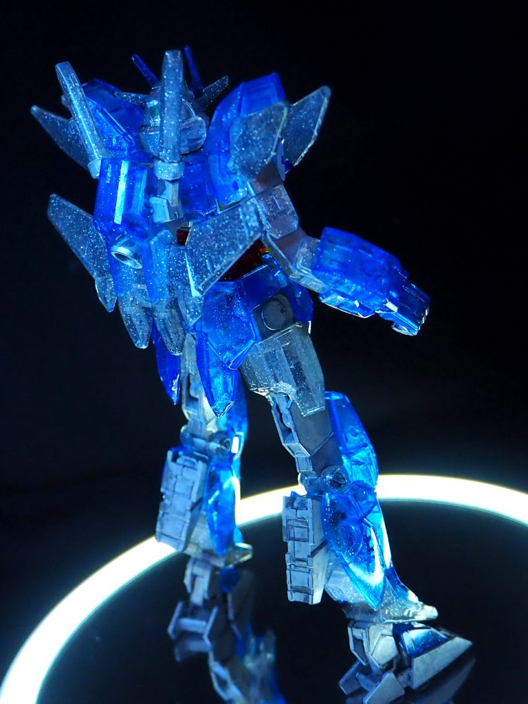 雑貨屋さんで購入した（ダイソー製でした）ライトが組み込まれた円形のミラーと正面にはクリップ型のLEDライトと鏡を用意して光源にしています。今回はライトを試す実験的な要素もありました。