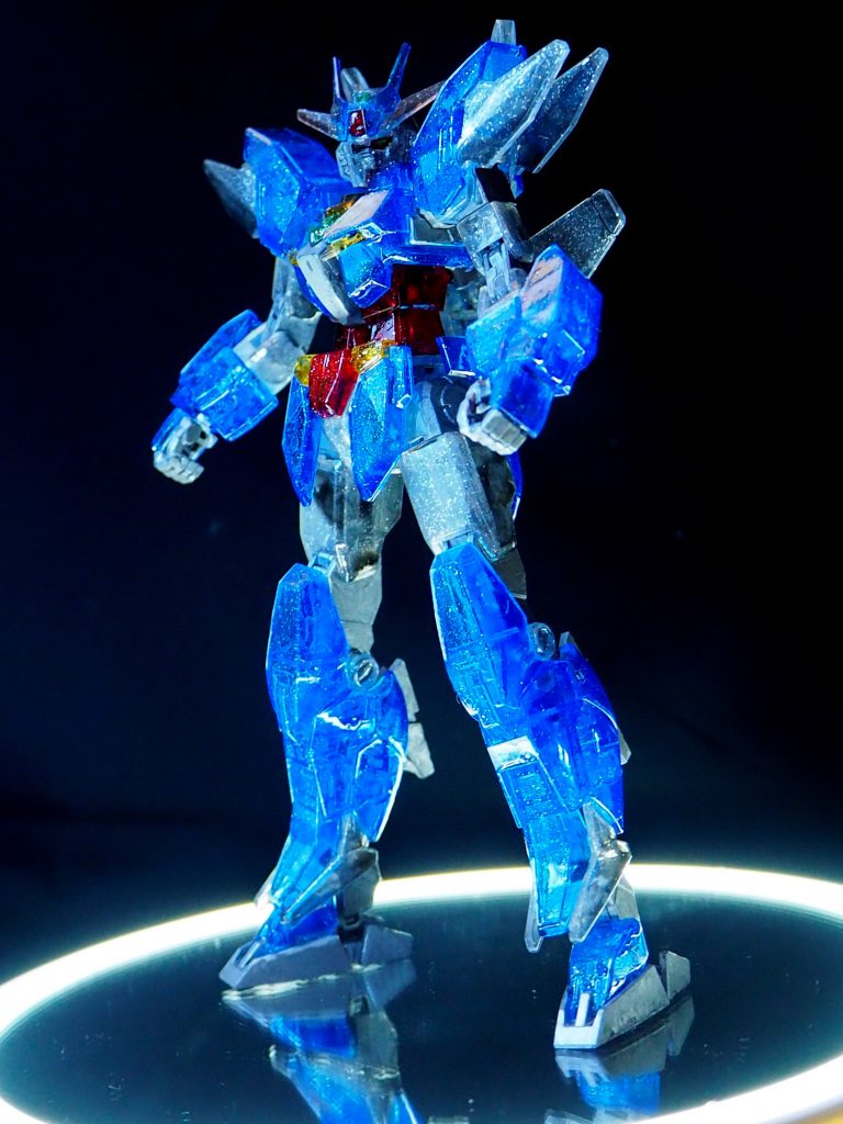 ガンダムベース限定のラメが入ったクリアカラーのアースリィガンダムです。画像では判り辛いかもしれませんがイラスト風模型の要領でクリアパーツ部分に影色としてエナメルのブルー、イエロー、レッド、スモークグレーを筆塗りしています。若干濃淡が出ているかと…影色を入れていない部分にはエナメルのクリアを筆塗りして艶を統一さえています。