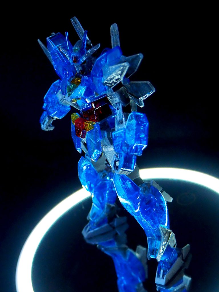 クリアパーツでは無い通常カラーのランナー部分には（主にグレーの箇所）ガンダムマーカーのシルバーで塗っています。通常なら見えない装甲裏、ダボピン部分等も全部シルバーで塗りました。