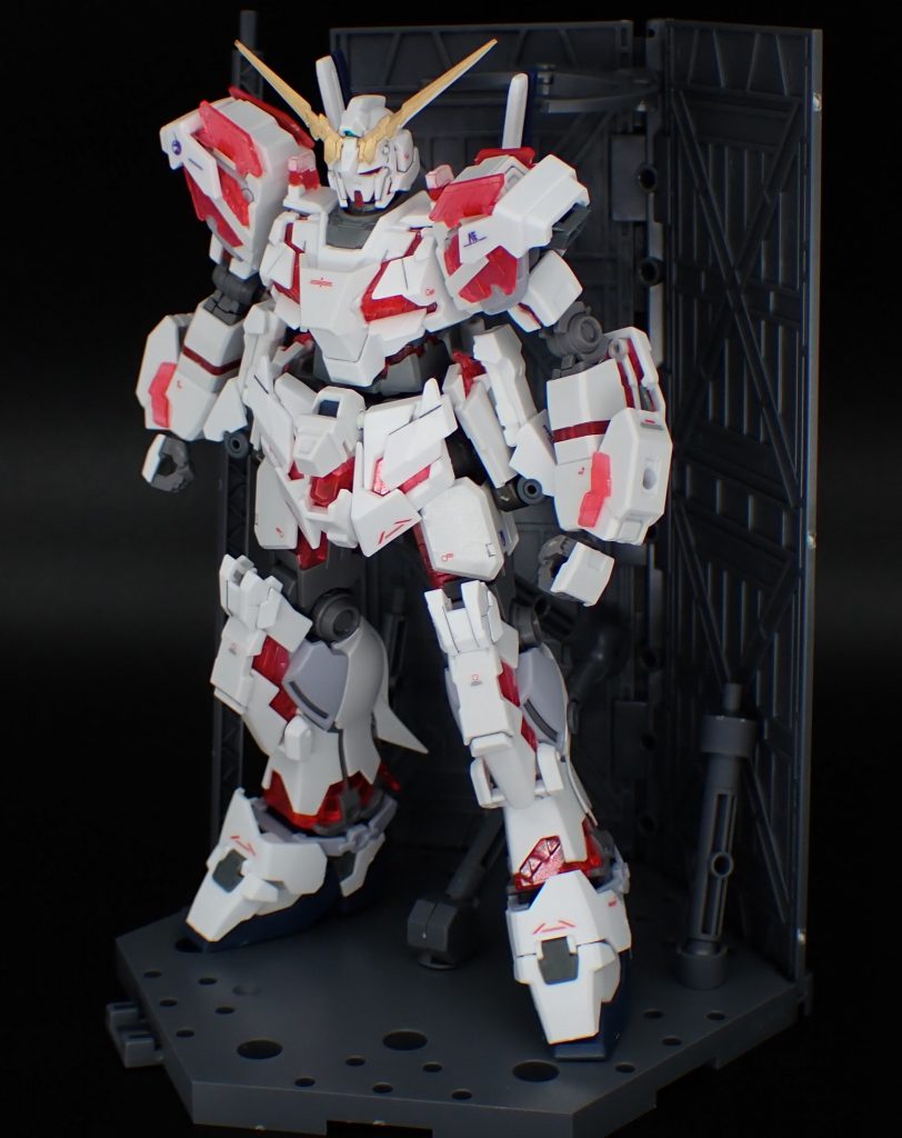 全身。フルサイコフレームはユニコーンガンダム一号機と同様だが、外装にさらにサイコフレームが増設されている。