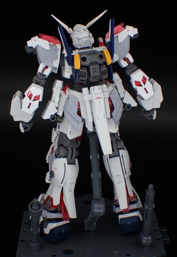 背面。ユニコーンガンダムの予備パーツに限りがあり、腕部・脚部にはナラティブガンダムのフレームも流用されている。
