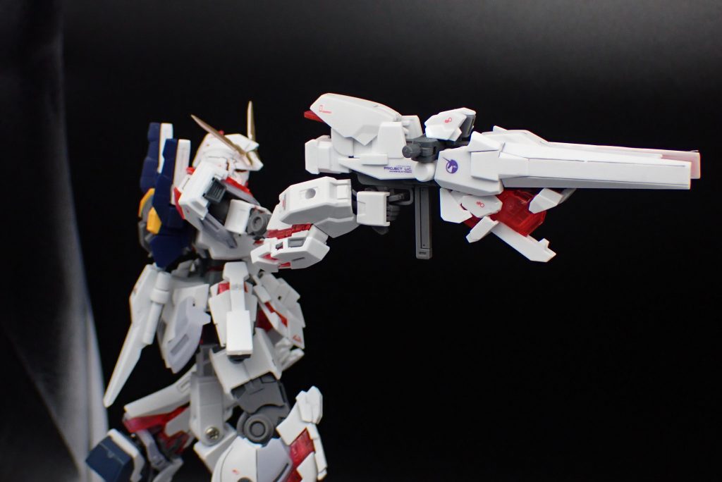 「アームドアーマーBM(Beam Magnum)」…ビームマグナムにサイコフレームを付加した新規追加兵装。感応能力を応用しての高精度射撃が可能なほか、感応波をエネルギー変換することでビームマグナムの課題であったEN消耗の激しさを解消している。(とはいえパイロットのニュータイプ能力に依存するもので、無制限に射撃可能というわけにはいかなかったが)