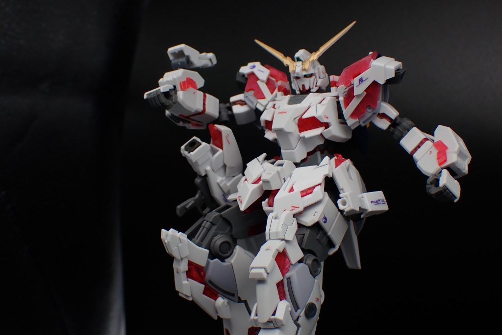 ビームサーベルラックは腕部に付け替えることもできます。